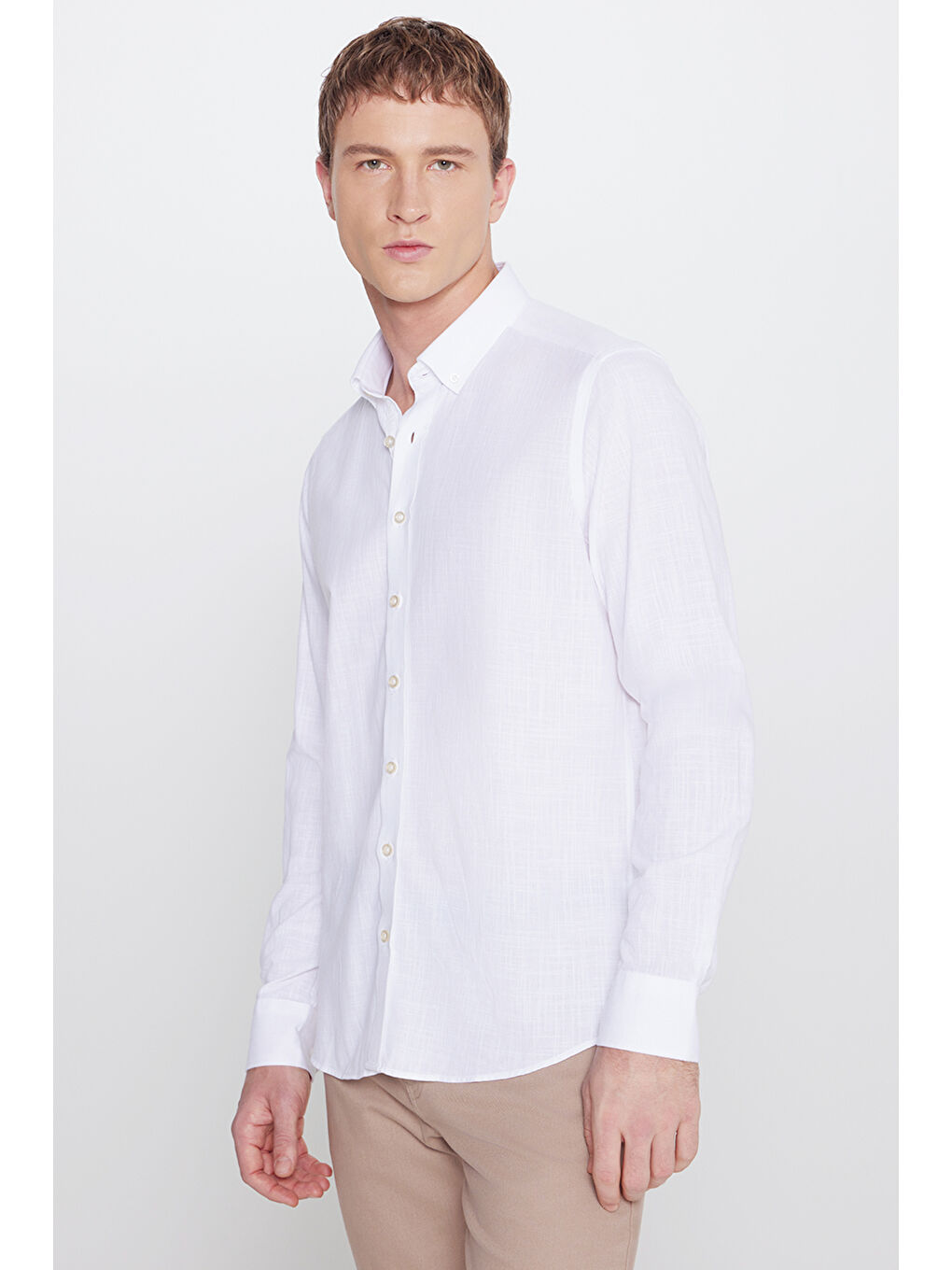 Erkek Beyaz Slim Fit Dar Kesim Düğmeli Yaka Armürlü Gömlek-2