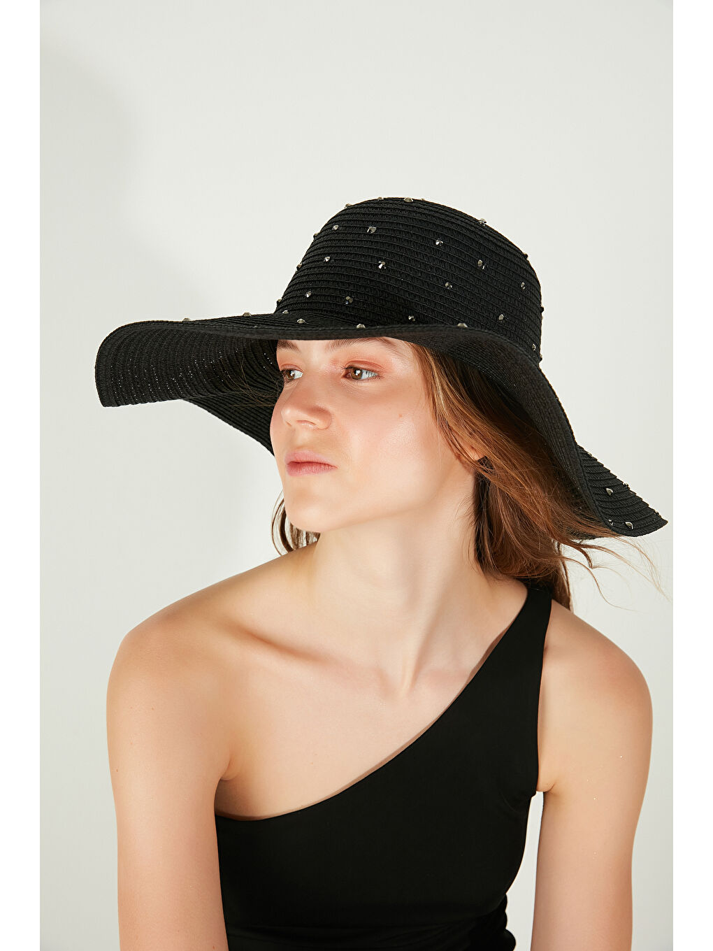 Siyah Geniş Kenarlı Taş İşlemeli Doğal Hasır Şapka  Tasarım  Güneşten Koruma İçin İdeal HSR2085-2