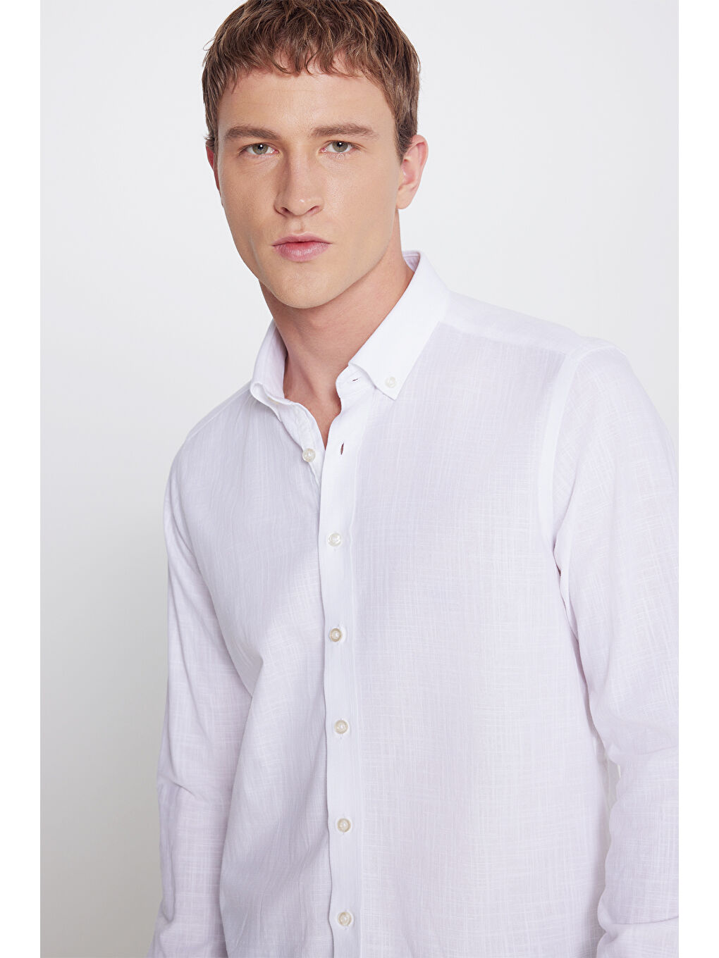 Erkek Beyaz Slim Fit Dar Kesim Düğmeli Yaka Armürlü Gömlek-3