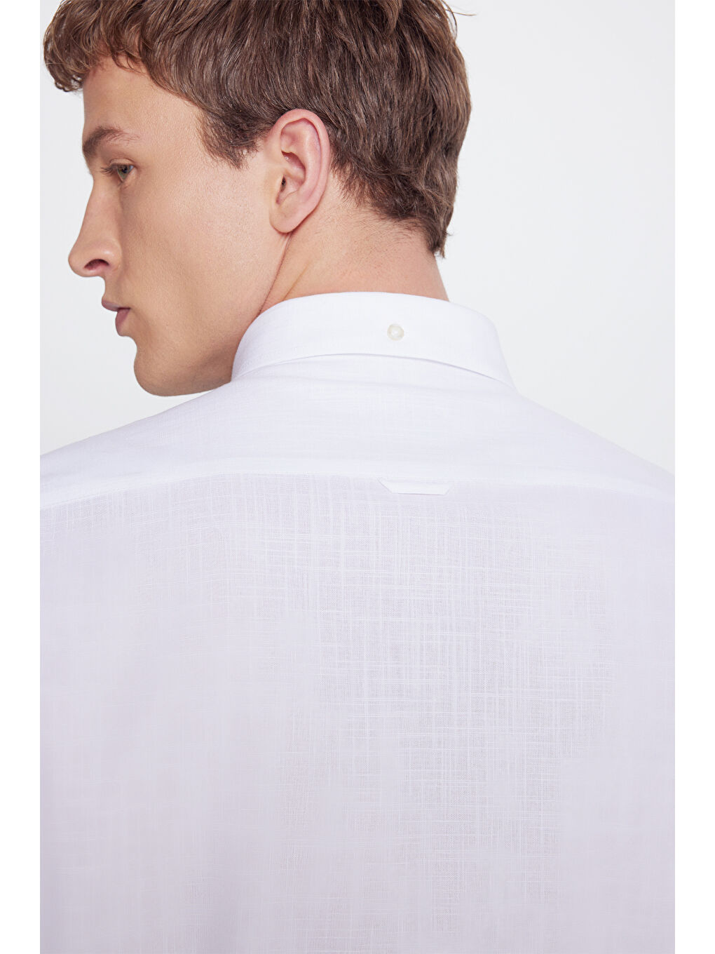 Erkek Beyaz Slim Fit Dar Kesim Düğmeli Yaka Armürlü Gömlek-4