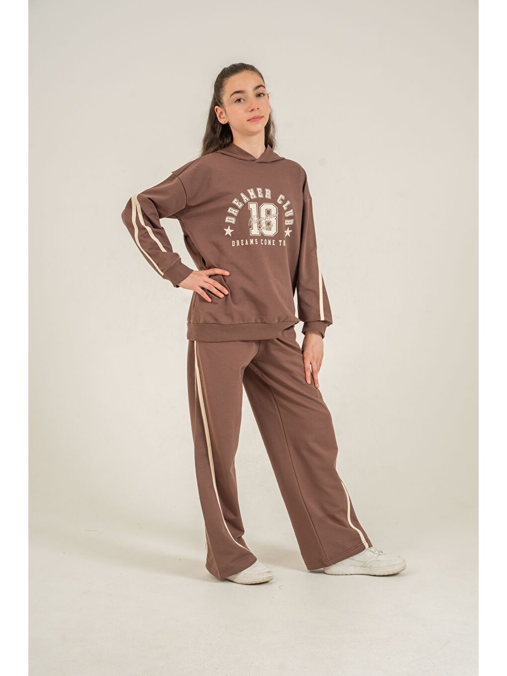 Kahverengi Üst Kollar Biyeli Ön Baskılı Alt Yan Biyeli Sol Alt Bacak Baskılı Kız Çocuk Alt Üst Eşofman Takımı