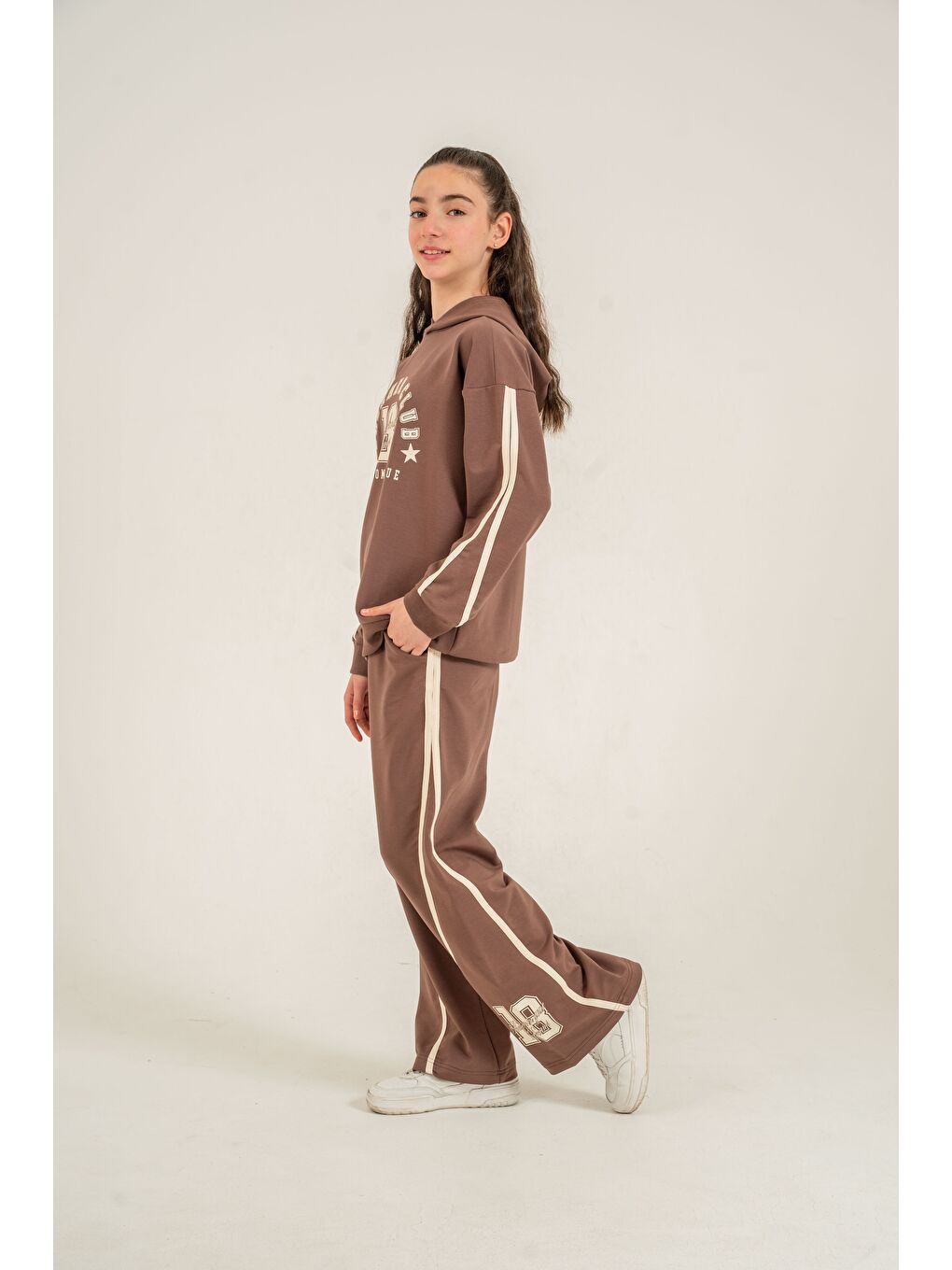 Kahverengi Üst Kollar Biyeli Ön Baskılı Alt Yan Biyeli Sol Alt Bacak Baskılı Kız Çocuk Alt Üst Eşofman Takımı-1