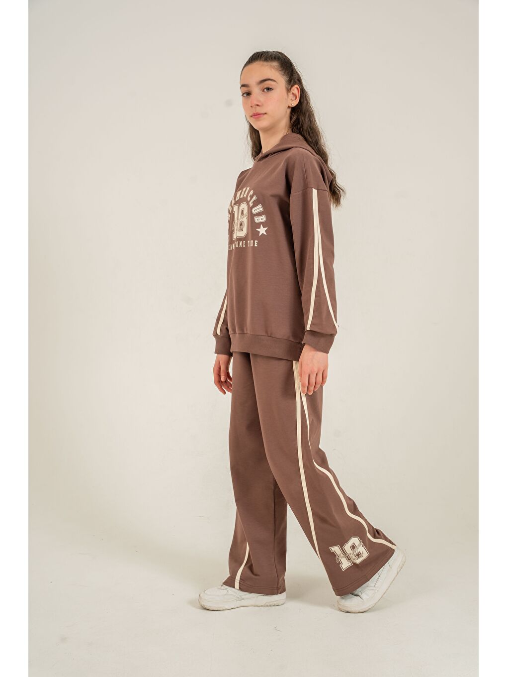 Kahverengi Üst Kollar Biyeli Ön Baskılı Alt Yan Biyeli Sol Alt Bacak Baskılı Kız Çocuk Alt Üst Eşofman Takımı-2