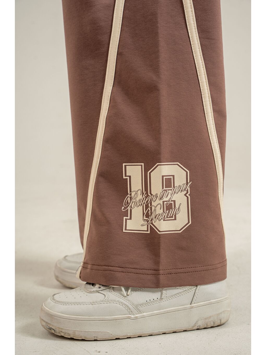 Kahverengi Üst Kollar Biyeli Ön Baskılı Alt Yan Biyeli Sol Alt Bacak Baskılı Kız Çocuk Alt Üst Eşofman Takımı-4