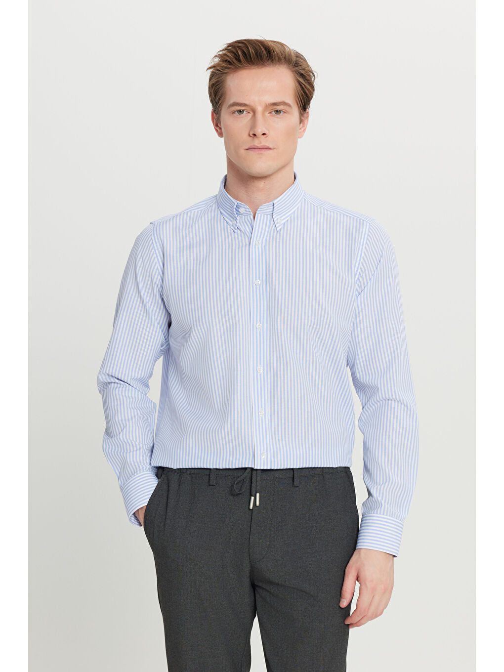 Erkek Beyaz-Mavi Pamuklu Tailored Slim Fit Dar Kesim Düğmeli Yaka Çizgili Gömlek