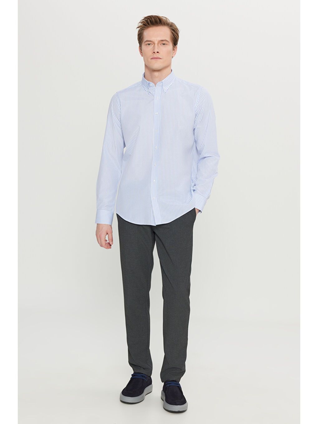 Erkek Beyaz-Mavi Pamuklu Tailored Slim Fit Dar Kesim Düğmeli Yaka Çizgili Gömlek-1