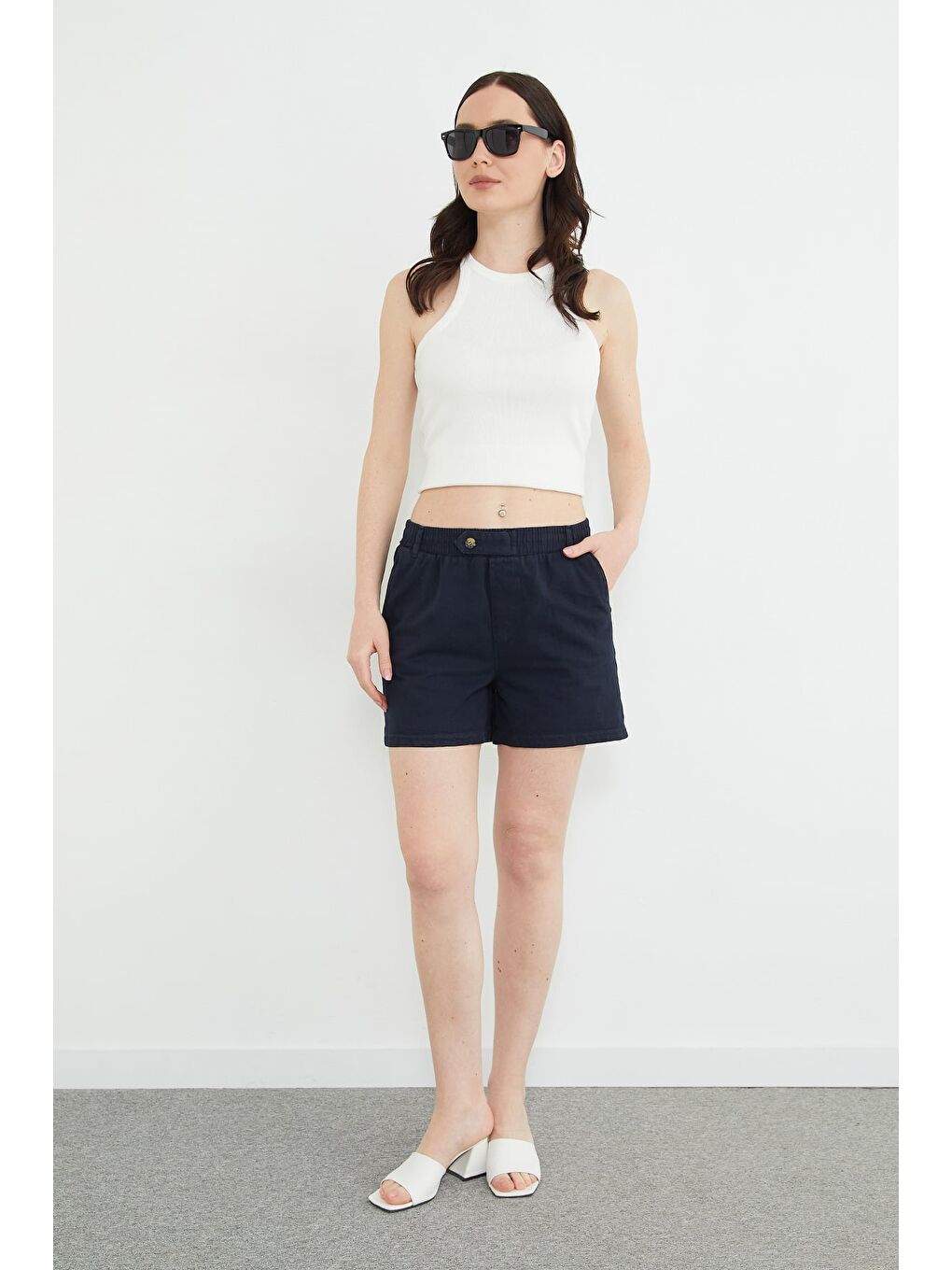 Lacivert Beli Lastikli Düğme Detaylı Gabardin Şort-1
