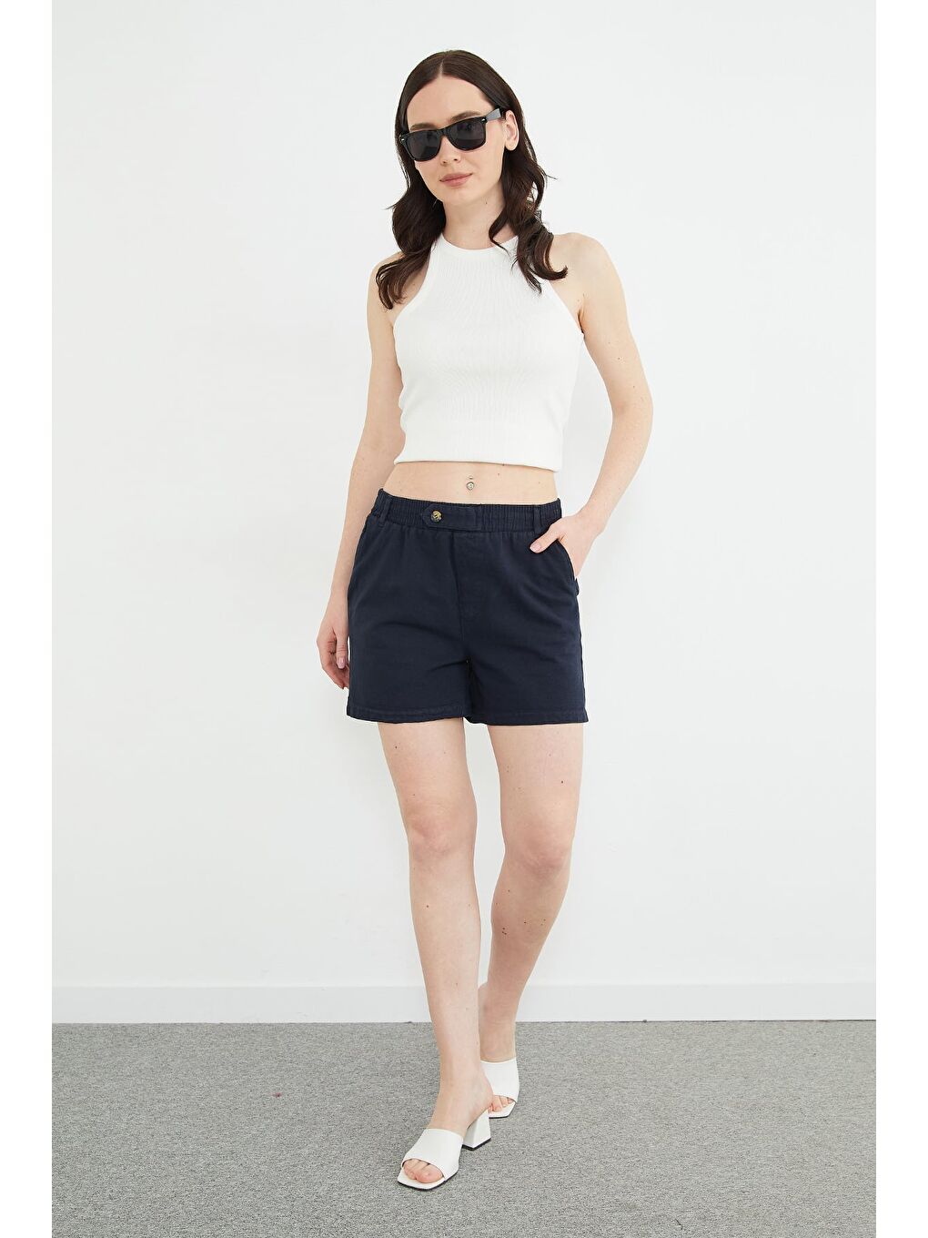 Lacivert Beli Lastikli Düğme Detaylı Gabardin Şort-2