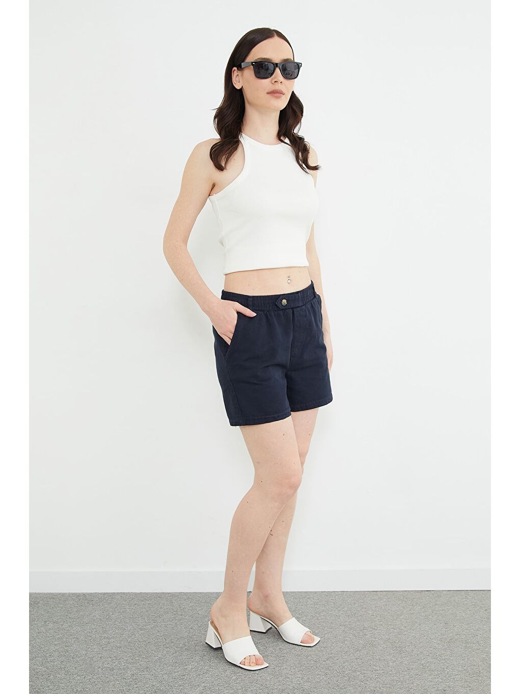 Lacivert Beli Lastikli Düğme Detaylı Gabardin Şort-3