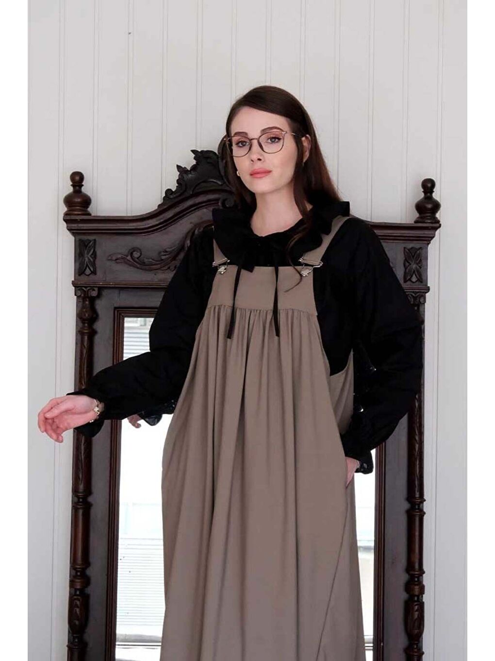 Siyah Bebe Yaka Fiyonklu Gömlek