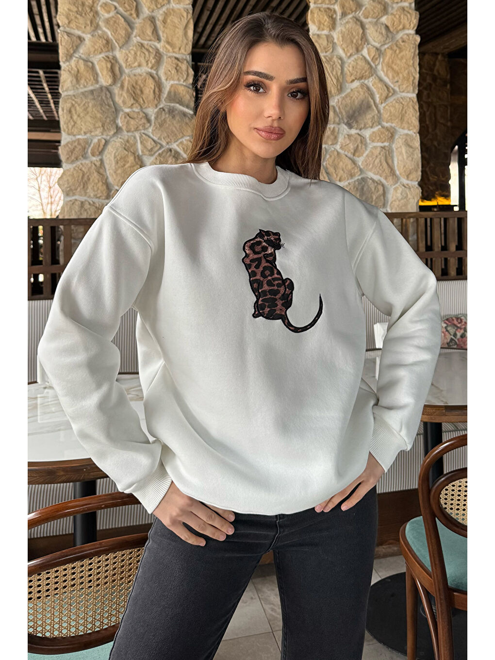 Beyaz Kadın Leopar Nakışlı Üç İplik Şardonlu Sweatshirt