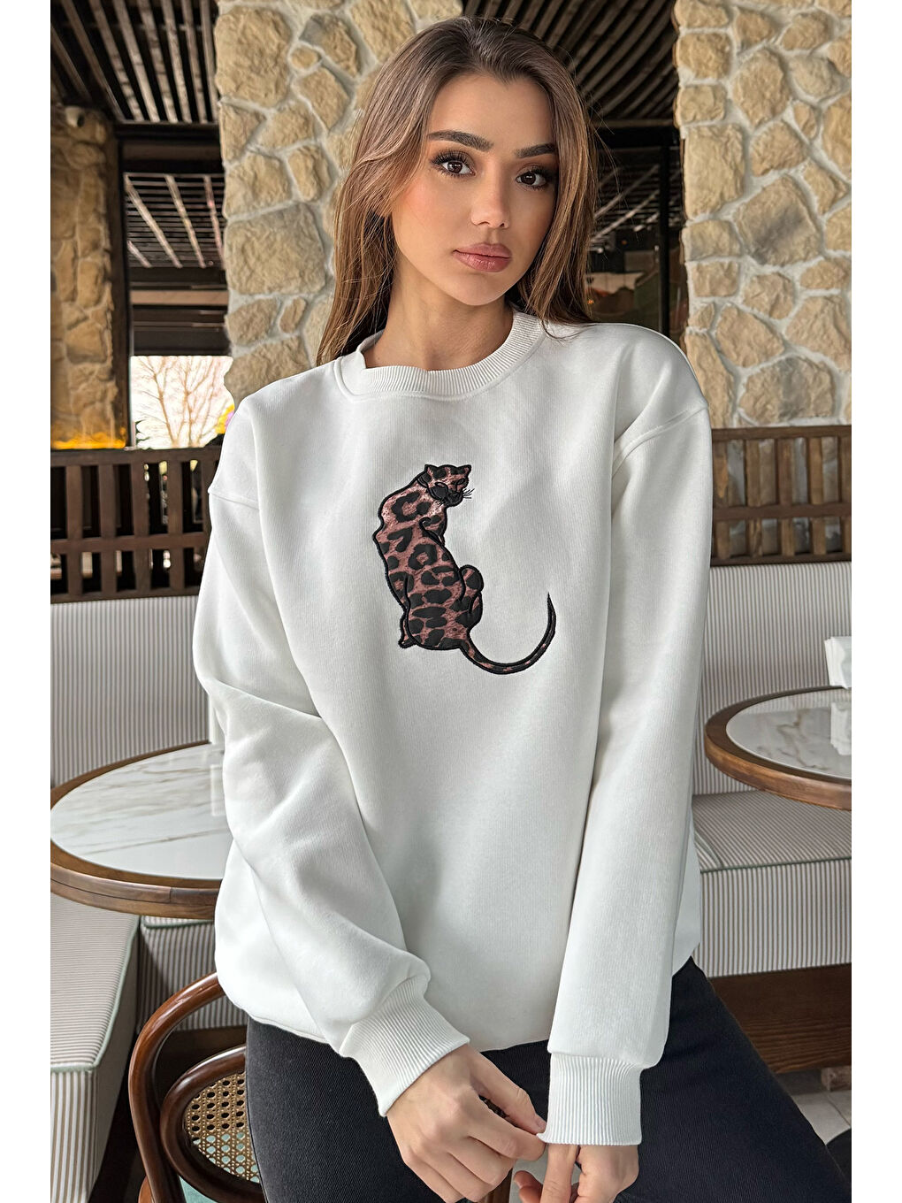 Beyaz Kadın Leopar Nakışlı Üç İplik Şardonlu Sweatshirt-1
