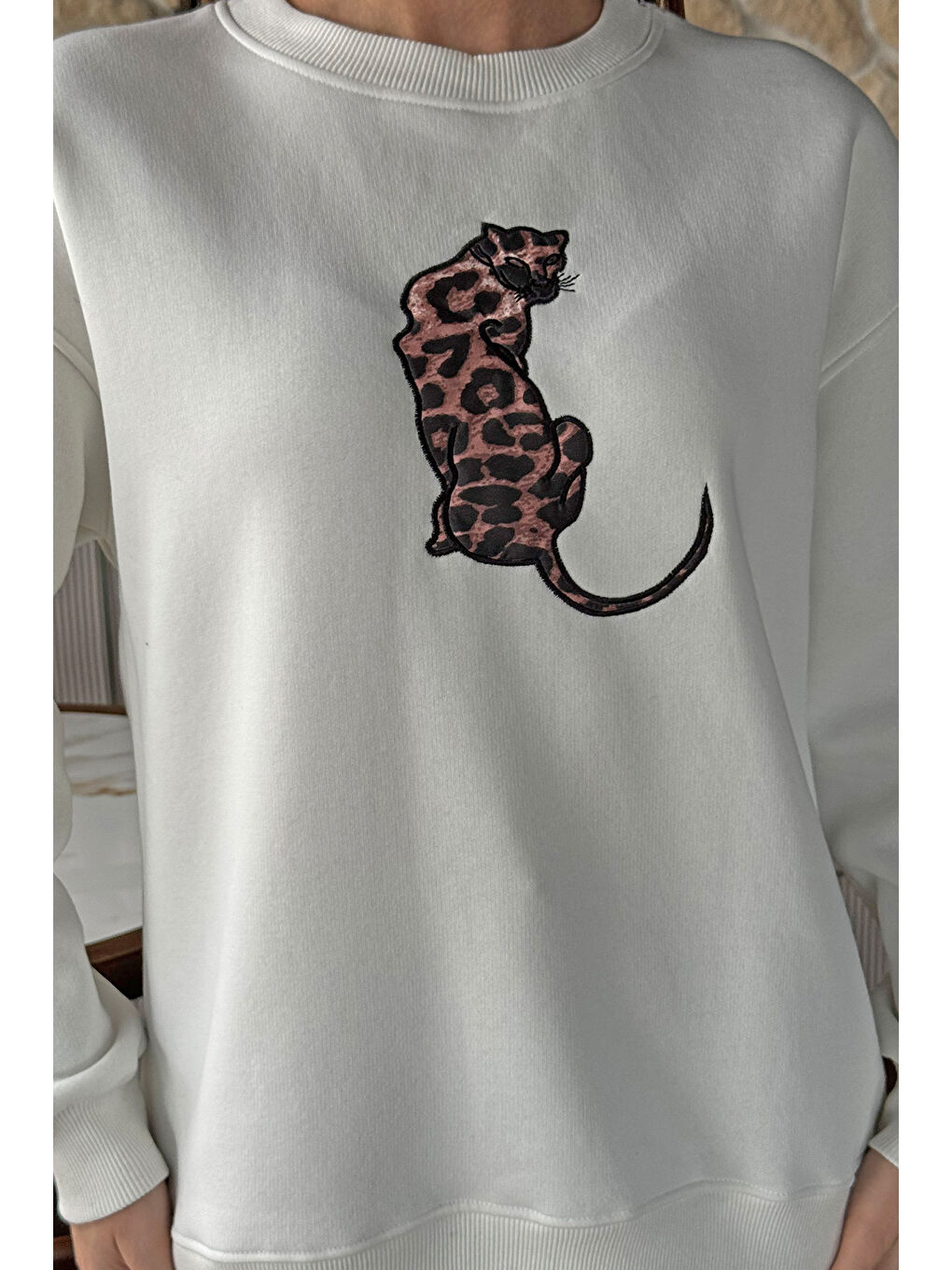 Beyaz Kadın Leopar Nakışlı Üç İplik Şardonlu Sweatshirt-2
