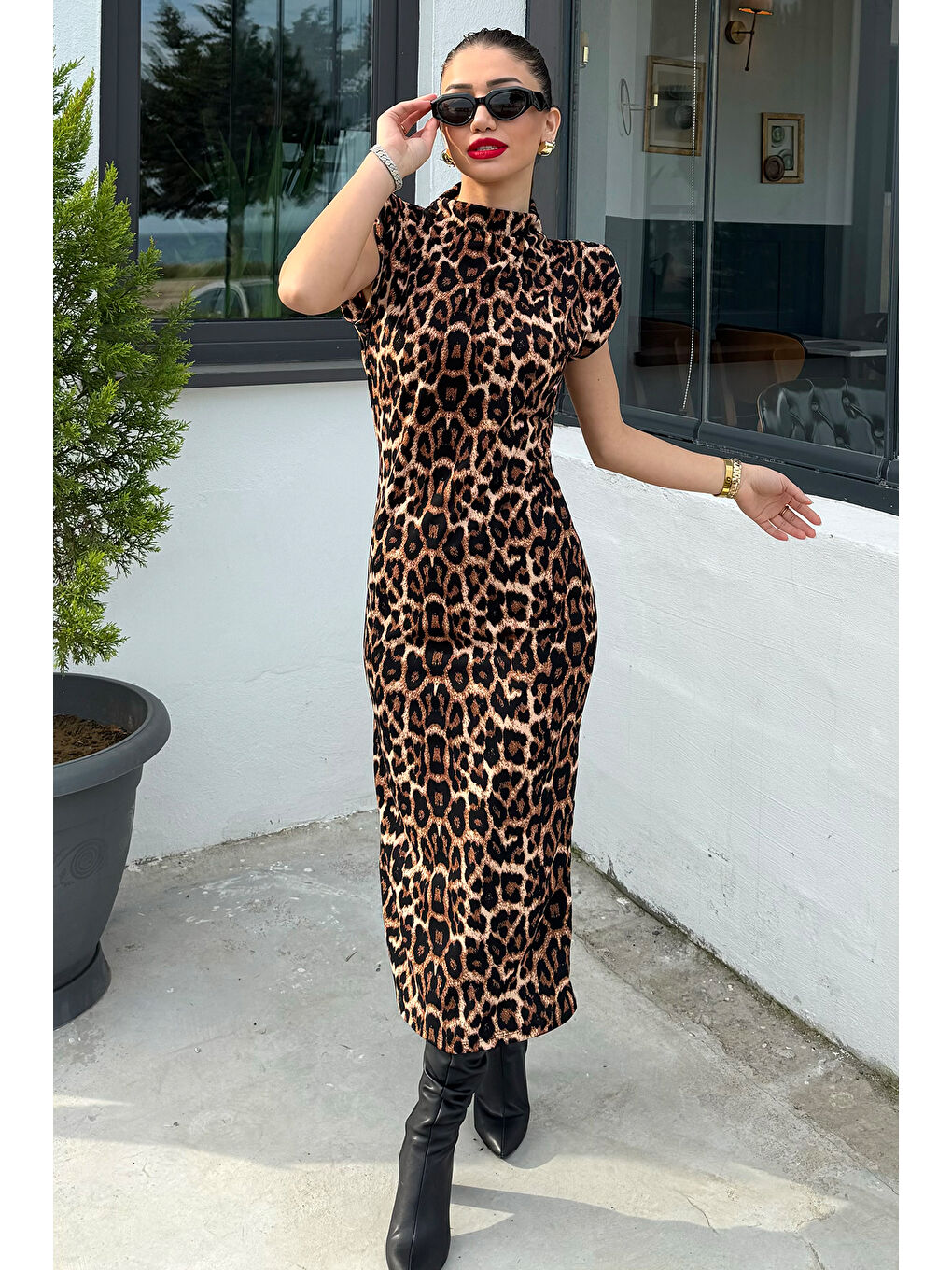 Kahverengi Kadın Omuz Vatkalı Yırtmaç Detaylı Leopar Desen Elbise-1