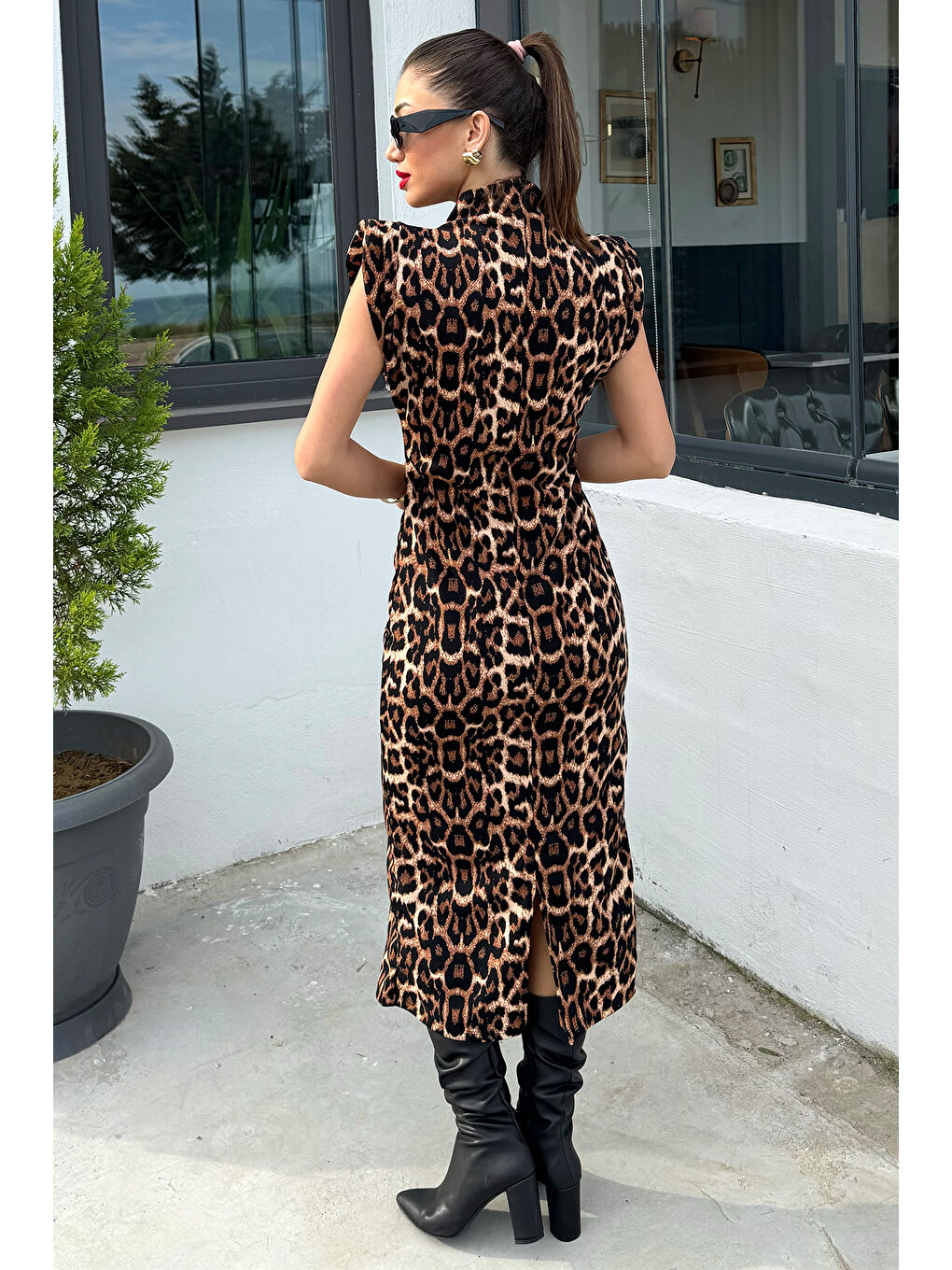 Kahverengi Kadın Omuz Vatkalı Yırtmaç Detaylı Leopar Desen Elbise-3