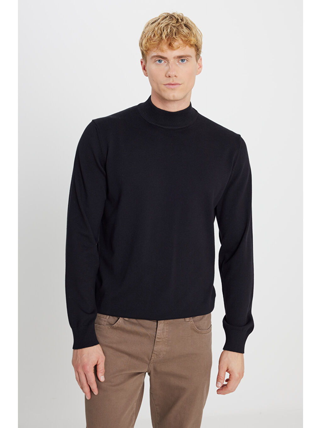 Erkek Siyah Pamuklu Standart Fit Normal Kesim Yarım Balıkçı Yaka Triko Kazak