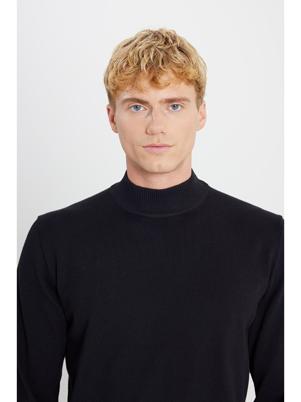 Erkek Siyah Pamuklu Standart Fit Normal Kesim Yarım Balıkçı Yaka Triko Kazak-3