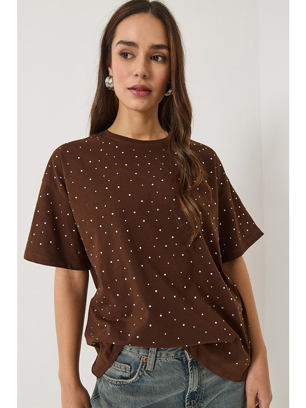 Kahverengi Kadın Pul Detaylı Bisiklet Yaka Kısa Kollu T-Shirt