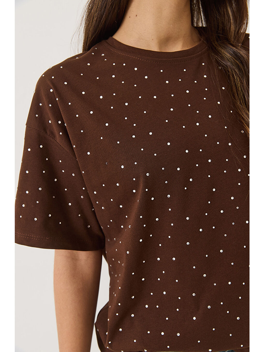 Kahverengi Kadın Pul Detaylı Bisiklet Yaka Kısa Kollu T-Shirt-4