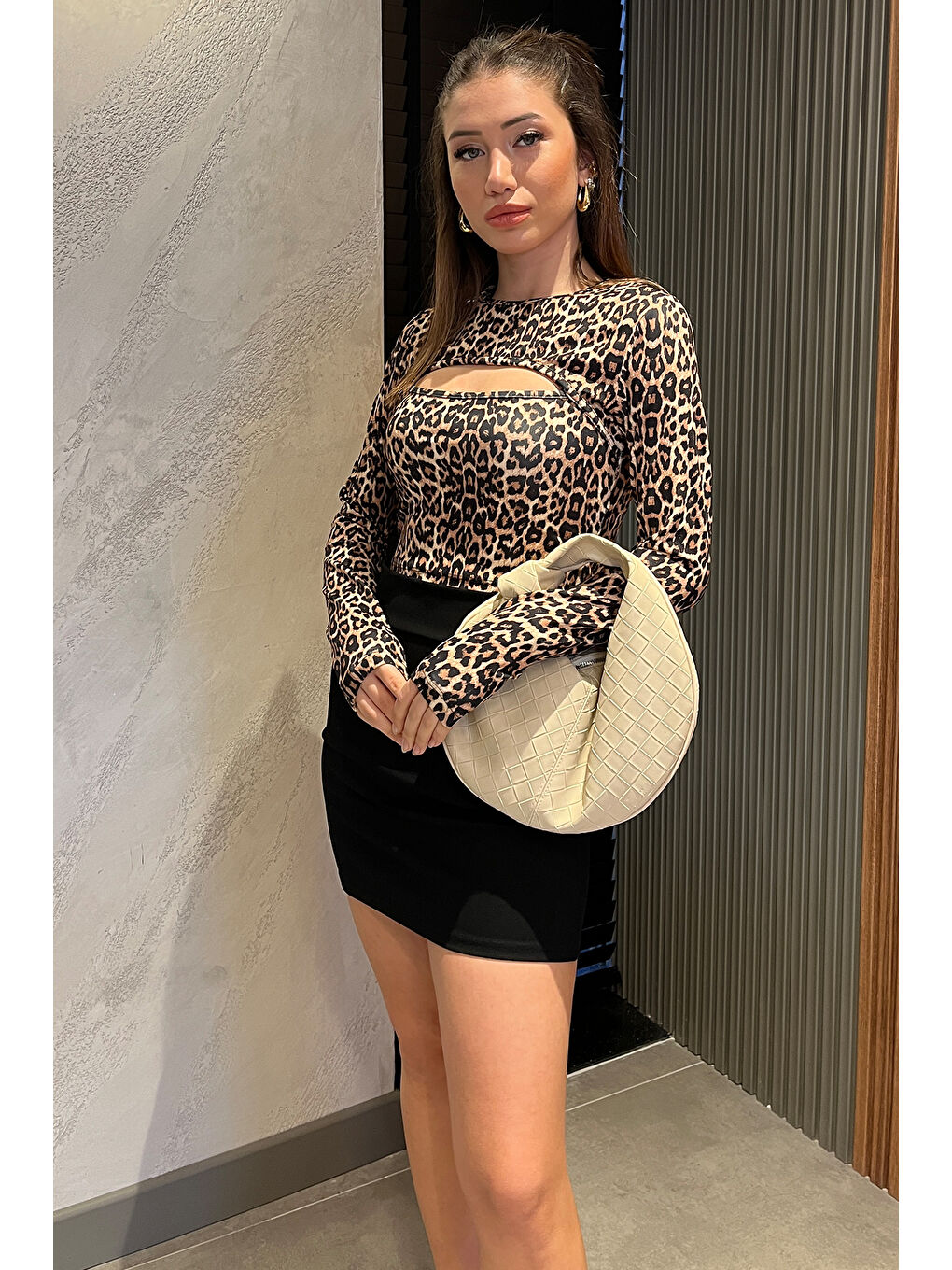 Gülseli Kahverengi Leopar Desenli Ön Pencereli Crop Top Bluz
