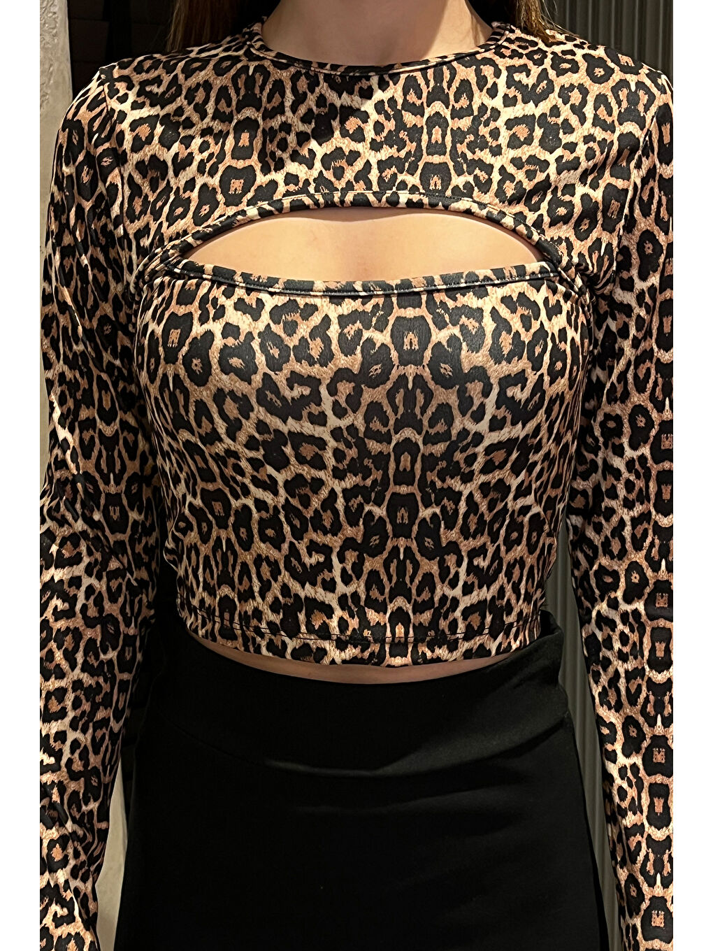 Gülseli Kahverengi Leopar Desenli Ön Pencereli Crop Top Bluz - 3