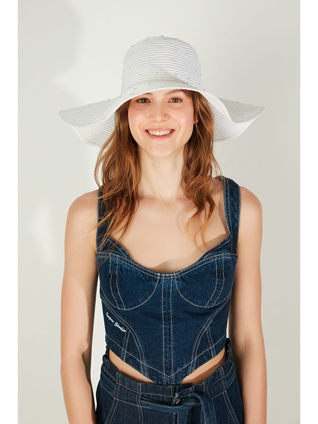 Beyaz Geniş Kenarlı Taş İşlemeli Doğal Hasır Şapka  Tasarım  Güneşten Koruma İçin İdeal HSR2085