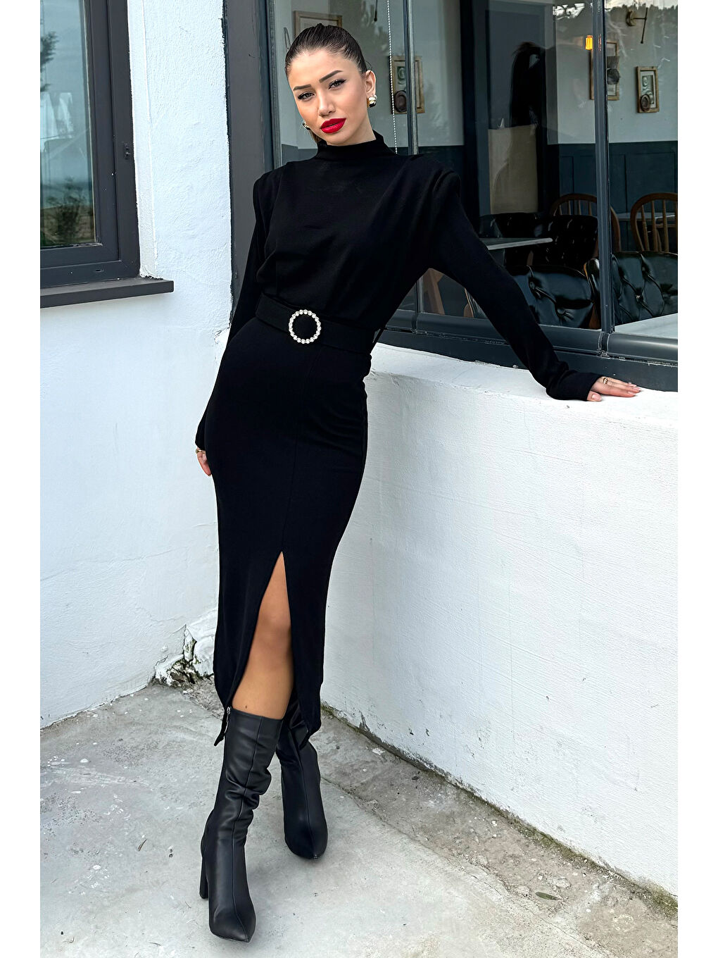 Siyah Kadın Omuz Vatkalı Taşlı Kemerli Yırtmaçlı Triko Elbise