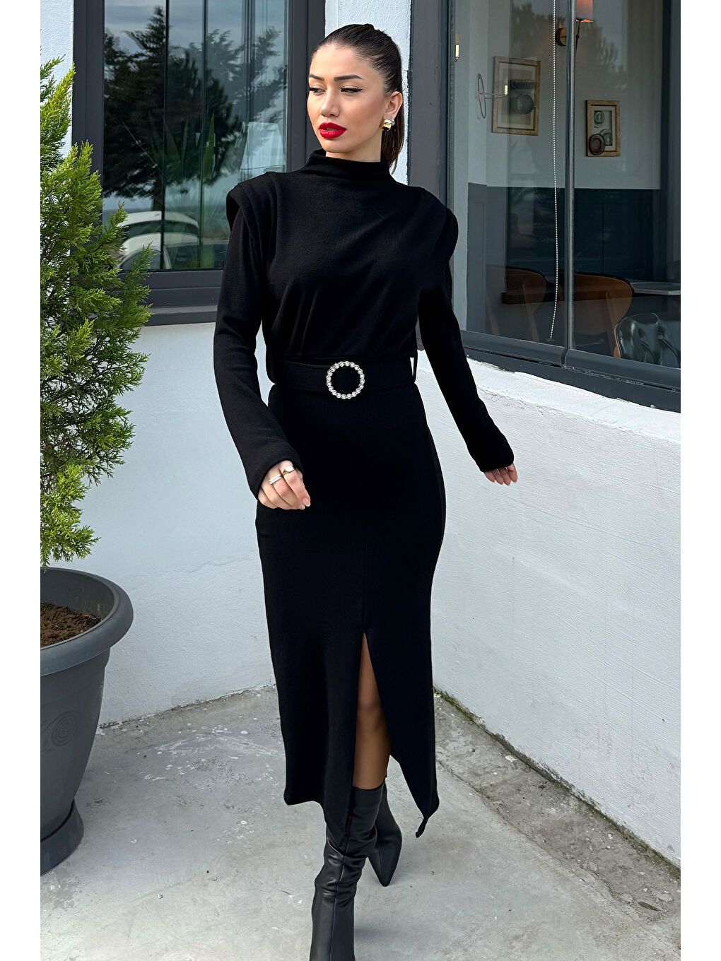 Siyah Kadın Omuz Vatkalı Taşlı Kemerli Yırtmaçlı Triko Elbise-1