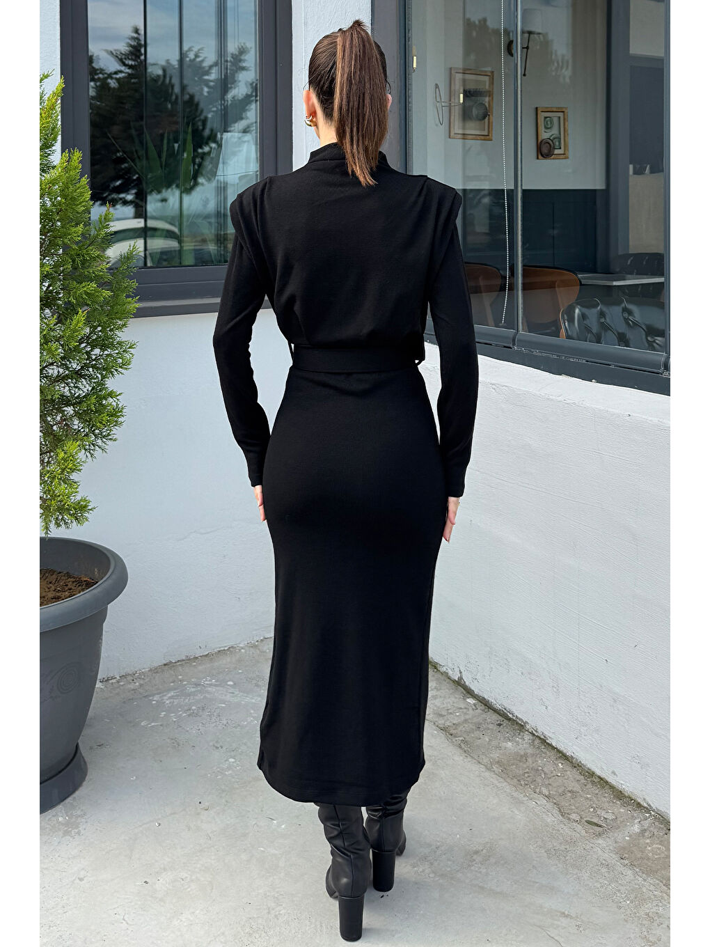 Siyah Kadın Omuz Vatkalı Taşlı Kemerli Yırtmaçlı Triko Elbise-3