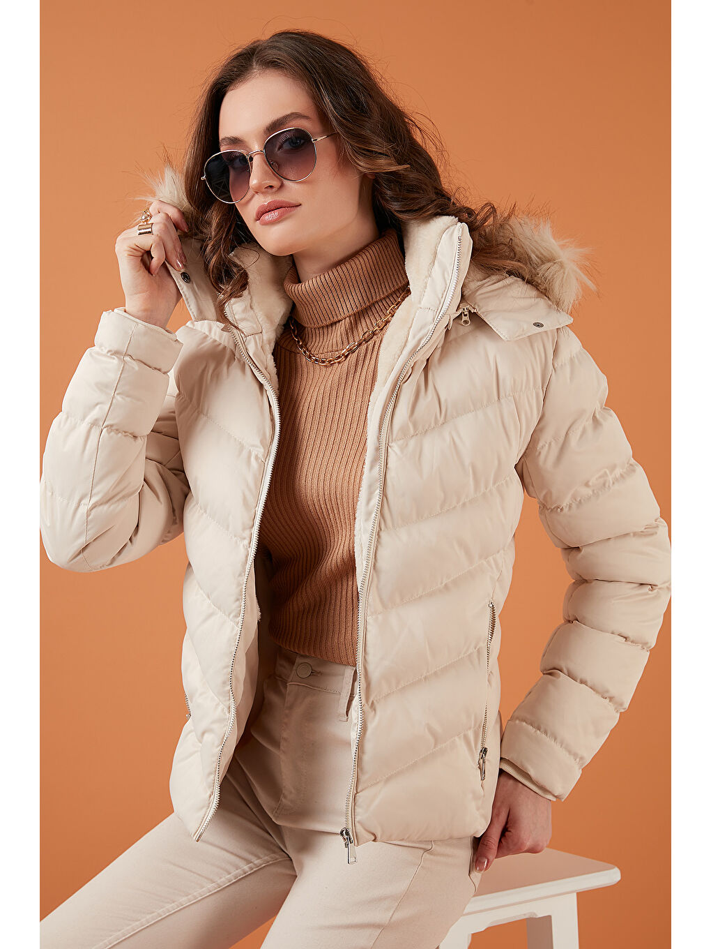 Ekru Pelüş Astarlı Slim Fit Suni Kürklü Çıkarılabilir Kapüşonlu Cepli Kadın Mont 497ADELE