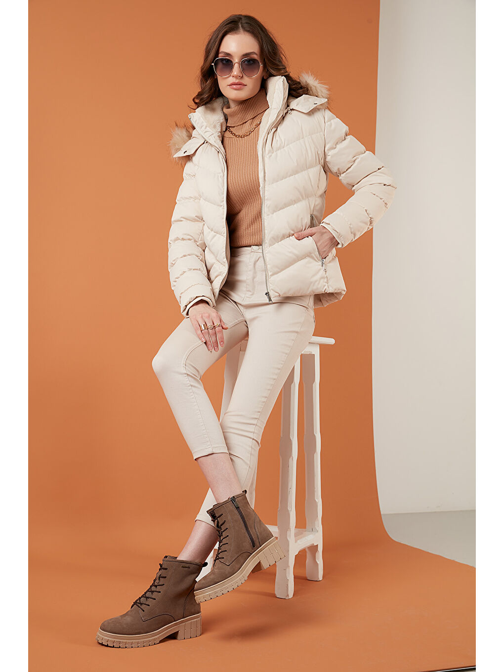 Ekru Pelüş Astarlı Slim Fit Suni Kürklü Çıkarılabilir Kapüşonlu Cepli Kadın Mont 497ADELE-1