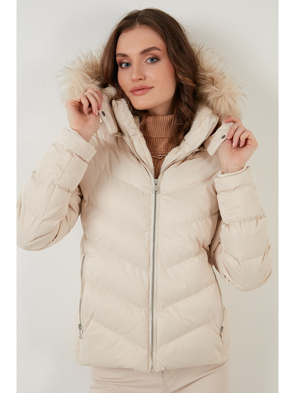 Ekru Pelüş Astarlı Slim Fit Suni Kürklü Çıkarılabilir Kapüşonlu Cepli Kadın Mont 497ADELE-2