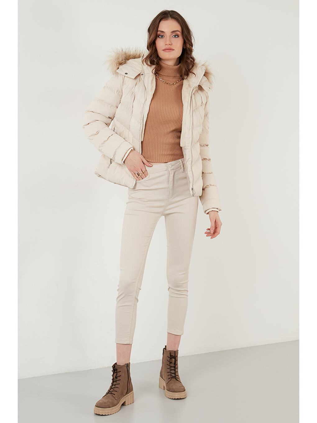 Ekru Pelüş Astarlı Slim Fit Suni Kürklü Çıkarılabilir Kapüşonlu Cepli Kadın Mont 497ADELE-3