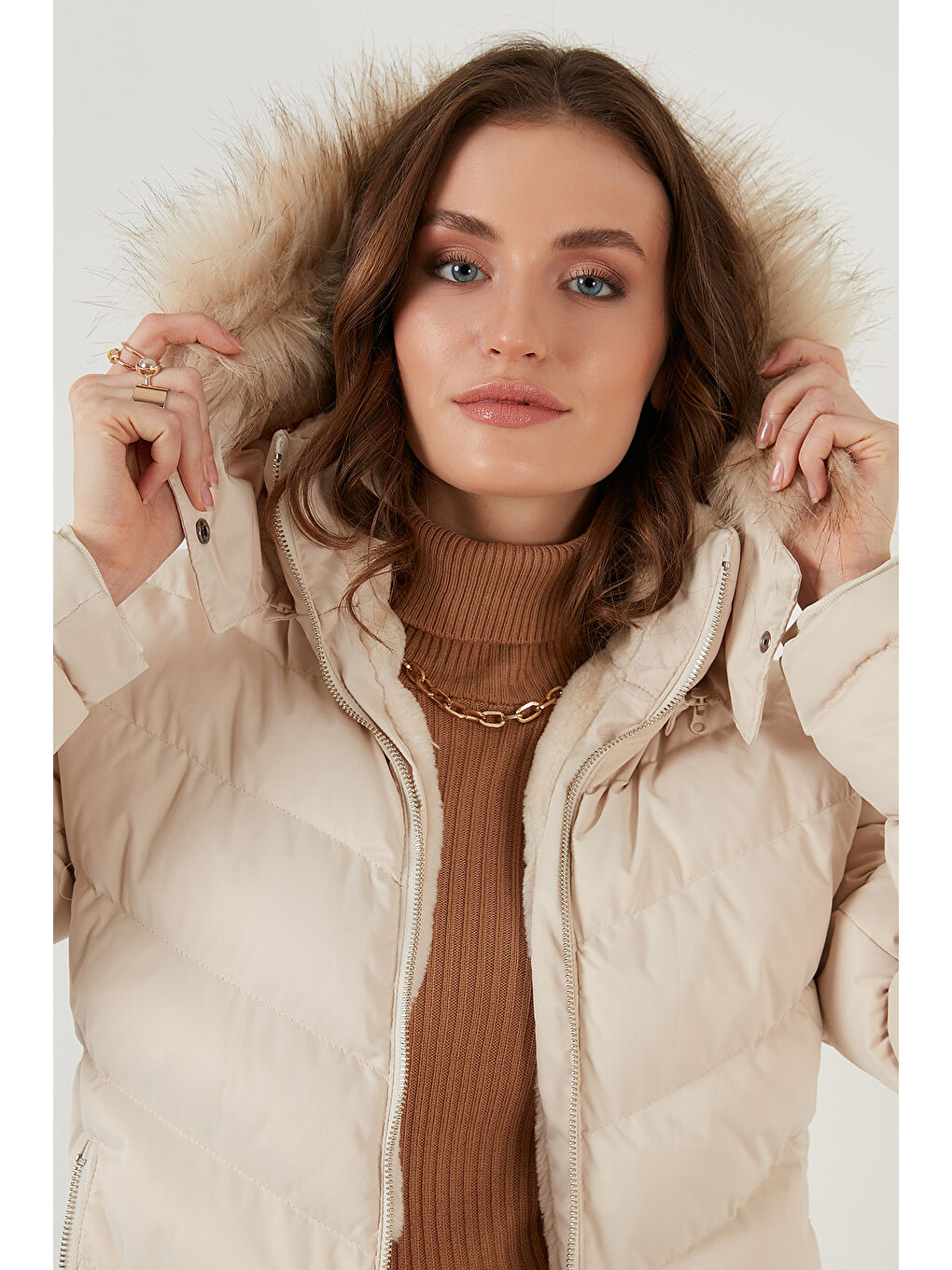 Ekru Pelüş Astarlı Slim Fit Suni Kürklü Çıkarılabilir Kapüşonlu Cepli Kadın Mont 497ADELE-4