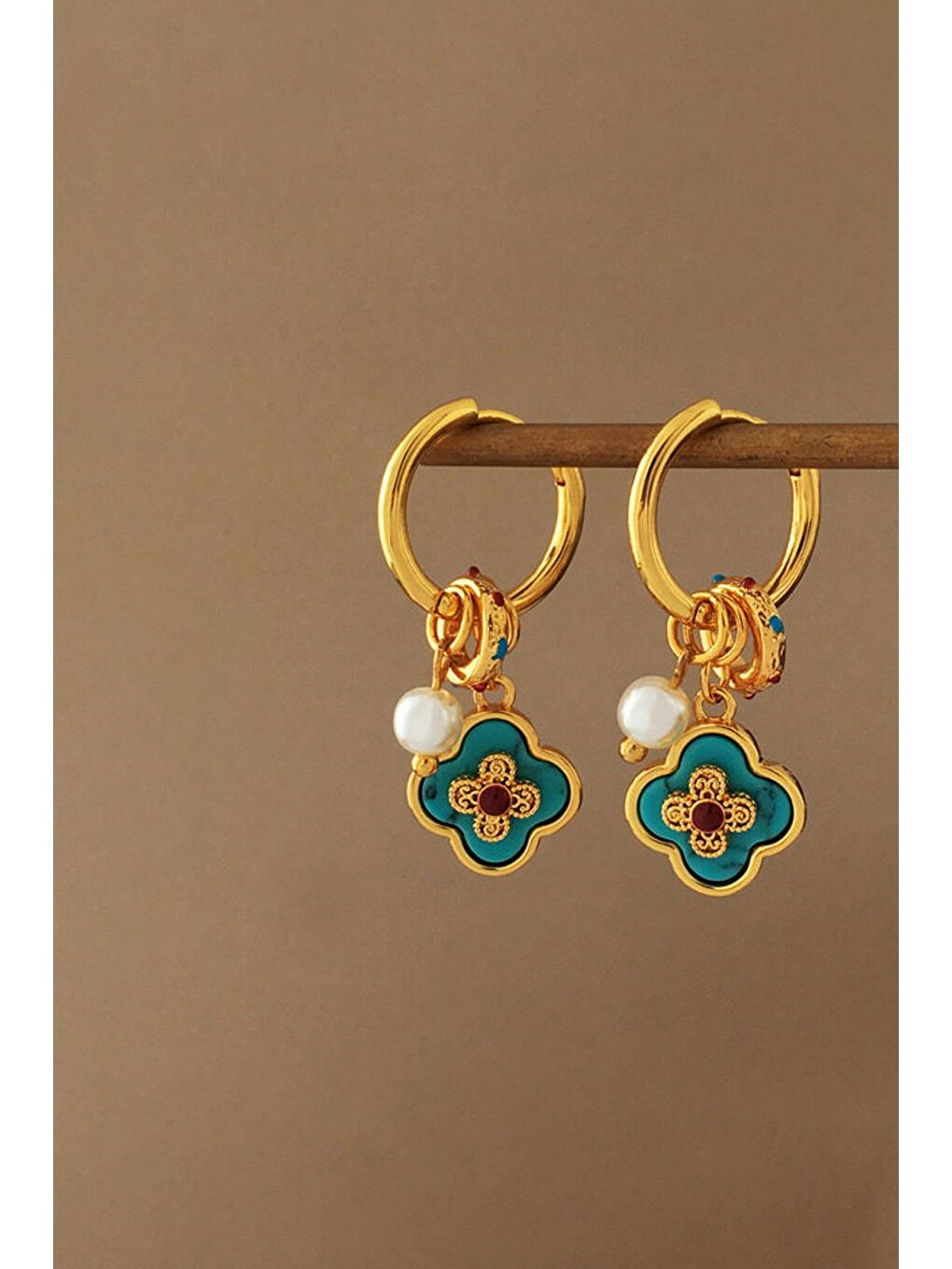 Sarı Mavi Çiçek Ve İnci Detaylı Sallantılı Halka Küpe-2