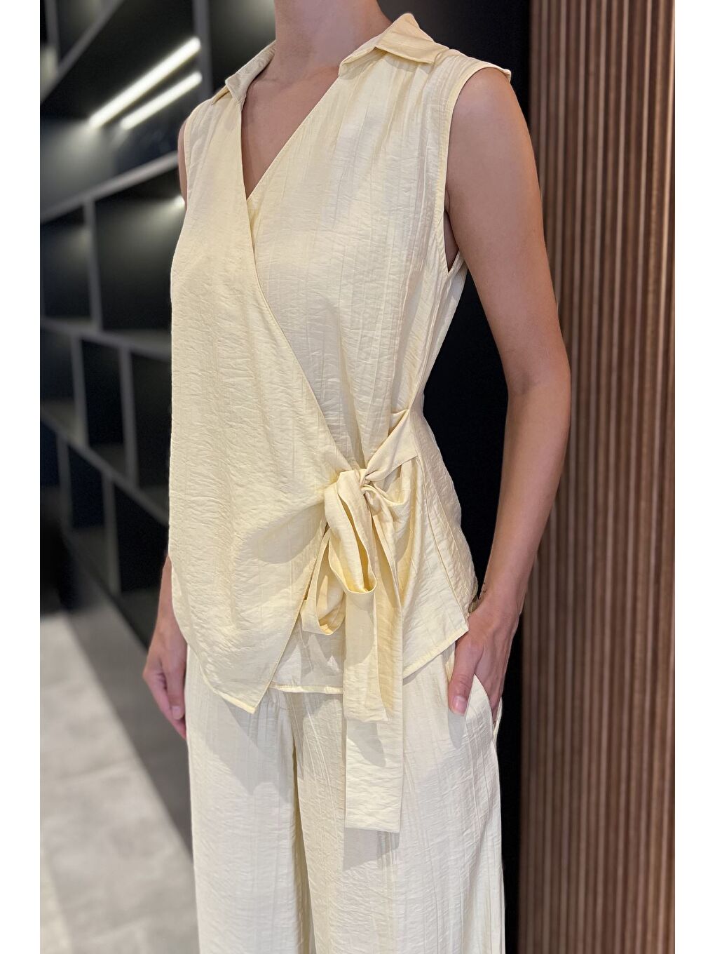 Sarı Kadın Kruvaze Yaka Bağlama Detaylı Bluz Pantolon İkili Takım-3