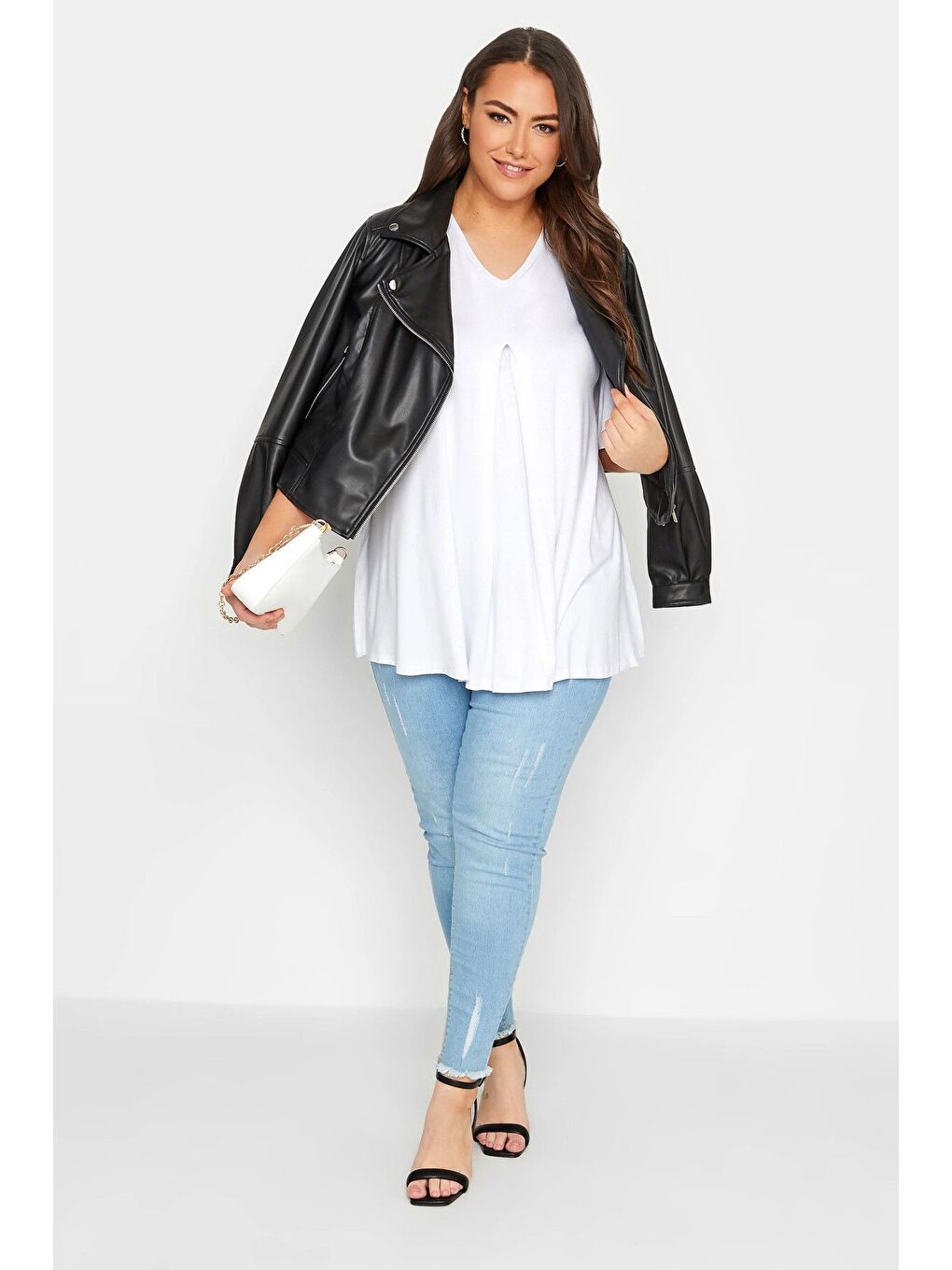 Beyaz Büyük Beden V Yaka Desenli Asimetrik Kesim Elastanlı Bluz 320779-1