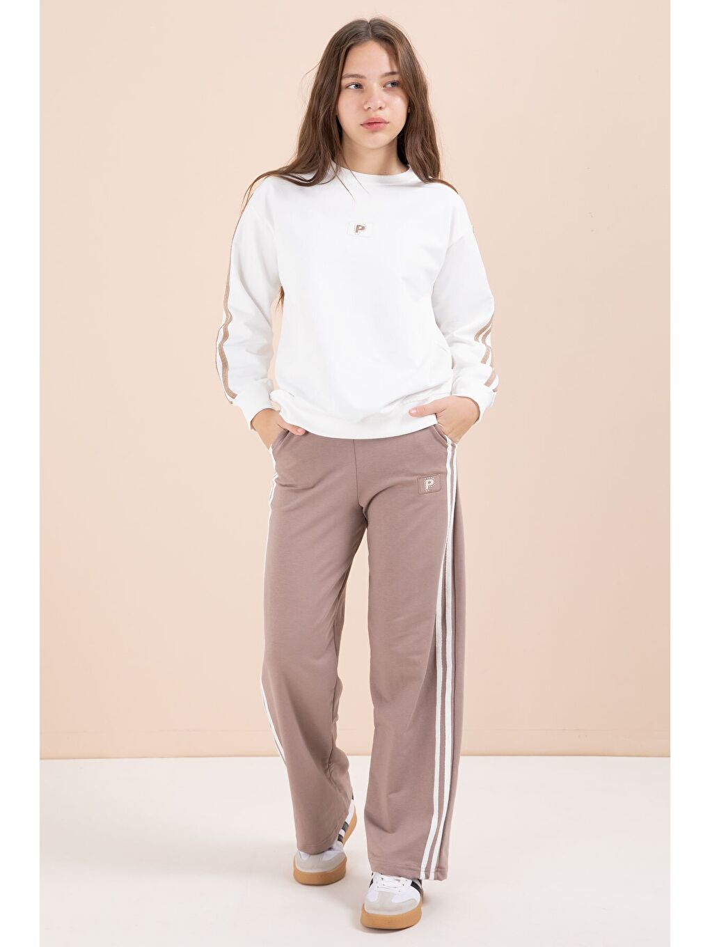 Kahverengi Şerit Detaylı Geniş Paça Nakışlı Kız Oversize Eşofman Takımı 23455