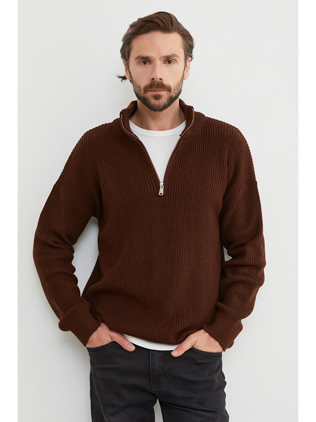 Kahverengi Yarım Fermuarlı Dik Yaka Kazak