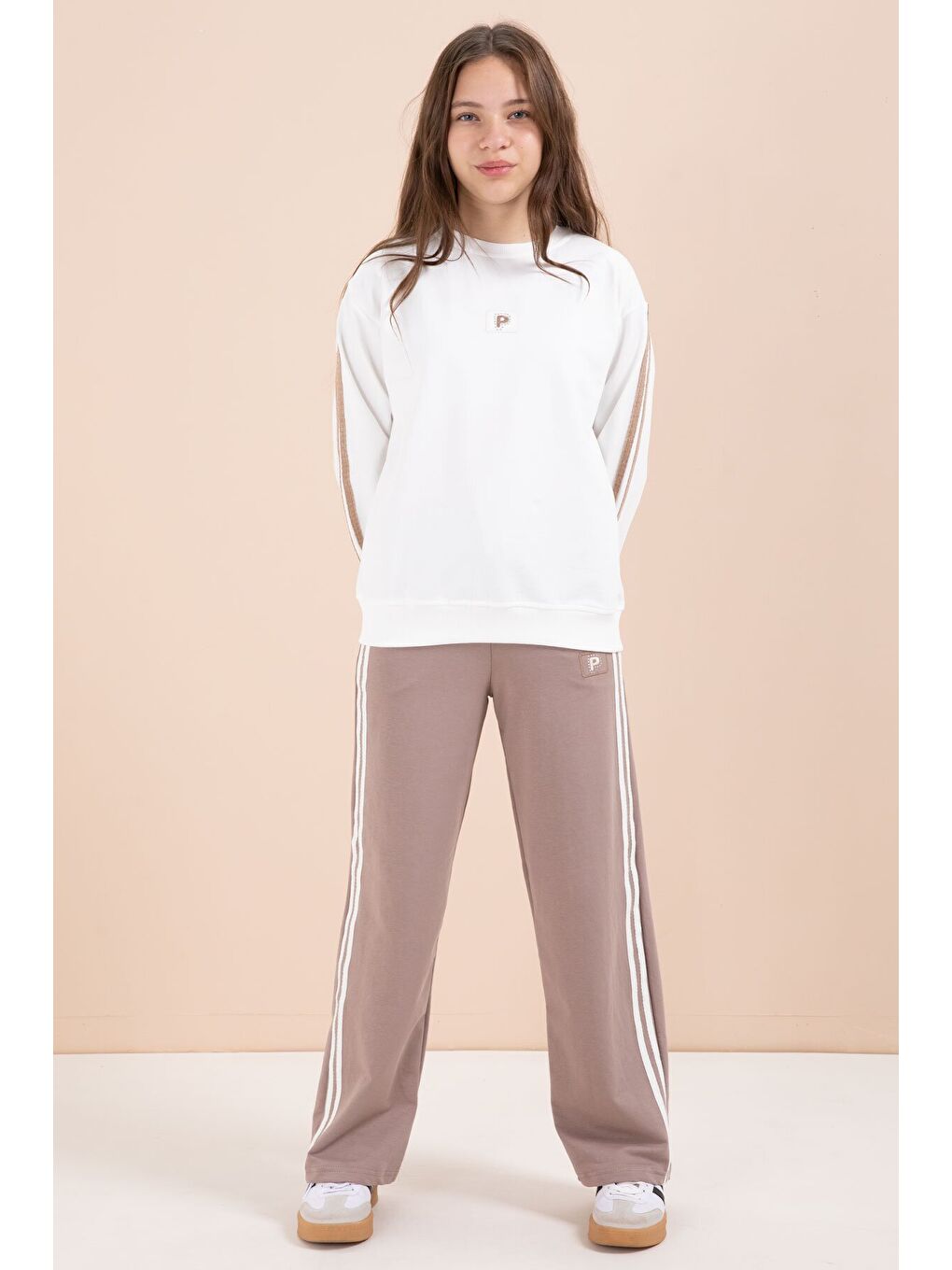 Kahverengi Şerit Detaylı Geniş Paça Nakışlı Kız Oversize Eşofman Takımı 23455-2