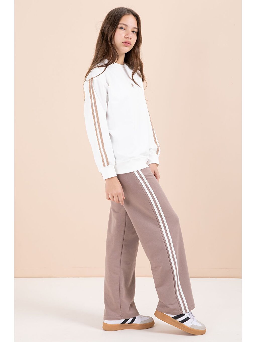 Kahverengi Şerit Detaylı Geniş Paça Nakışlı Kız Oversize Eşofman Takımı 23455-3