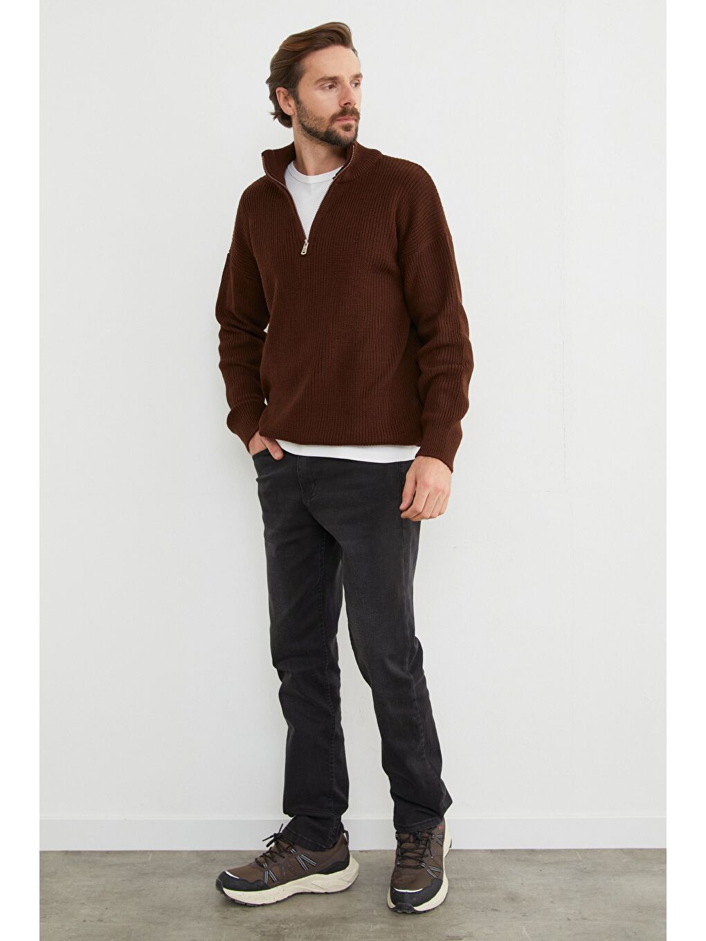 Kahverengi Yarım Fermuarlı Dik Yaka Kazak-1