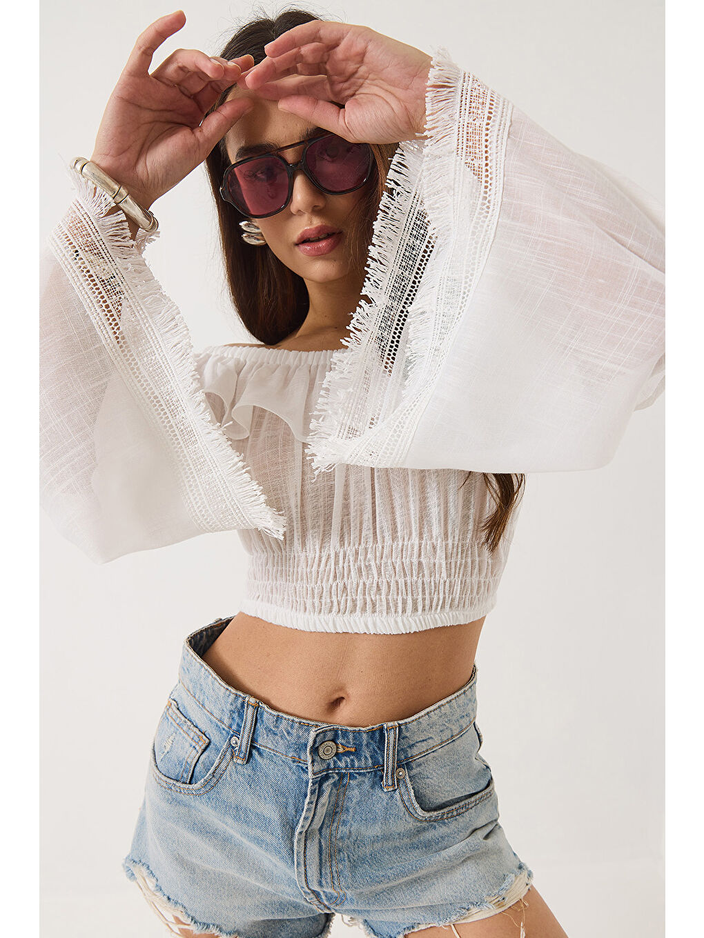 Beyaz Kadın Madonna Yaka Fırfır Detaylı Flamlı Keten Crop Bluz