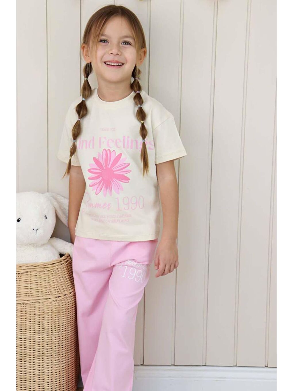 Kız Çocuk Üzeri Papatya Detaylı Ve Feeling Baskılı T-shirt Pembe Salaş Pantolon Alt Üst Takım