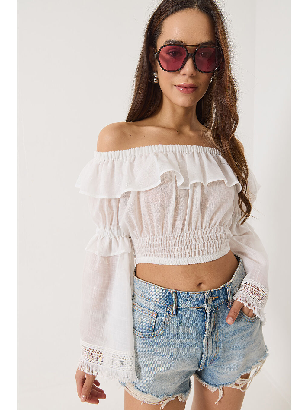 Beyaz Kadın Madonna Yaka Fırfır Detaylı Flamlı Keten Crop Bluz-1