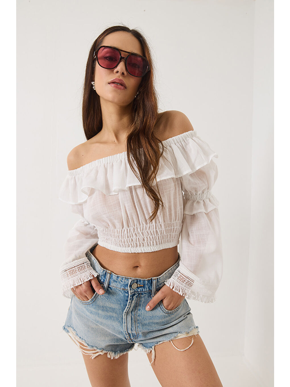 Beyaz Kadın Madonna Yaka Fırfır Detaylı Flamlı Keten Crop Bluz-3