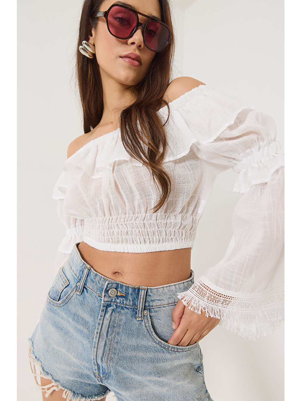Beyaz Kadın Madonna Yaka Fırfır Detaylı Flamlı Keten Crop Bluz-5