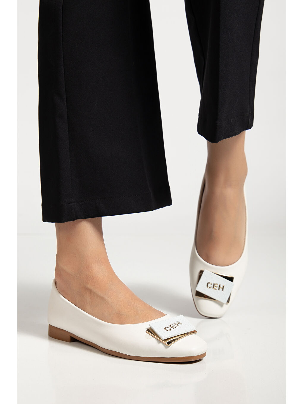 Kadın Beyaz Oval Burunlu Önü Tokalı Babet-1