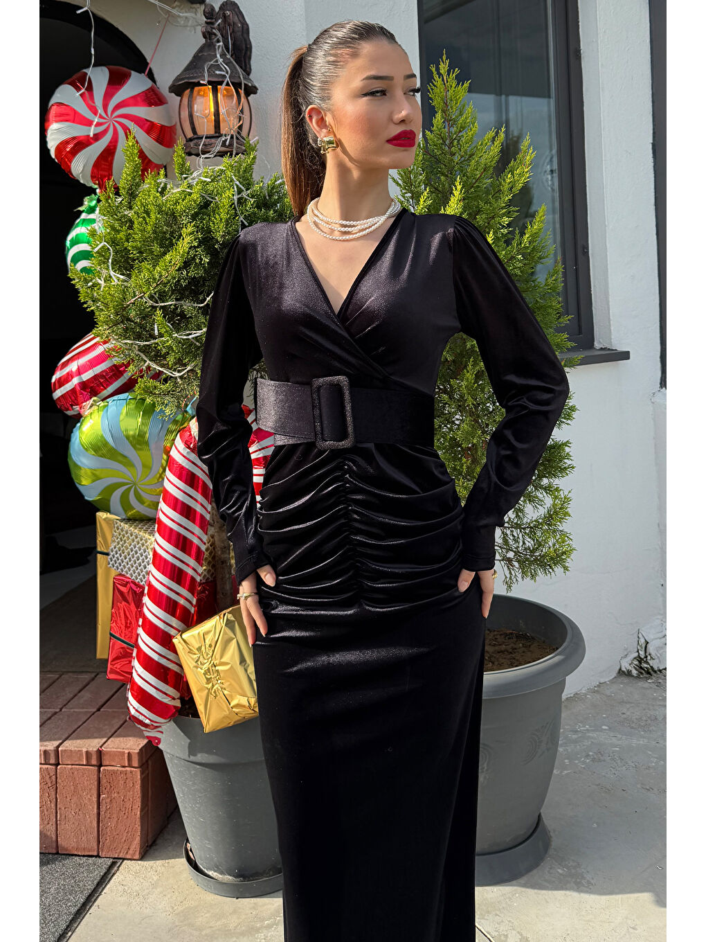 Siyah Kadın Kruvaze Yaka Ön Büzgülü Kemer Detaylı Kadife Elbise-1