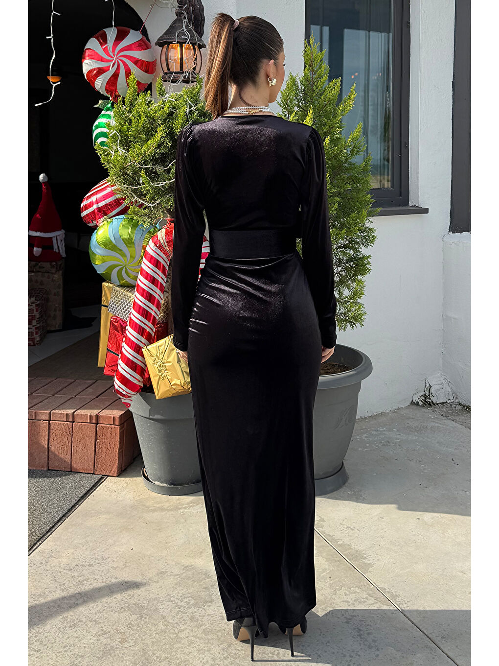 Siyah Kadın Kruvaze Yaka Ön Büzgülü Kemer Detaylı Kadife Elbise-3